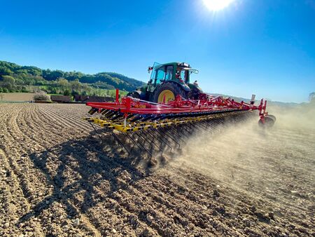 Køb APV harver og strigler hos Brørup Traktor- & Maskincenter