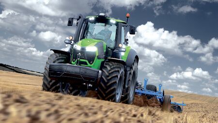 Deutz-Fahr Serie 9 traktor på mark - BTMC