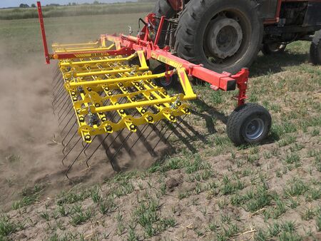 Køb APV harver og strigler hos Brørup Traktor- & Maskincenter